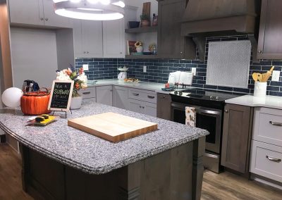 Kitchen cabinets with custom natural stone granite countertop by Gordon Creek Granite of Hicksville, Ohio.